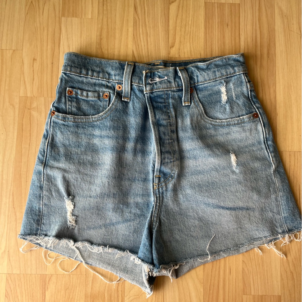 Levi’s rib cage shorts size 26